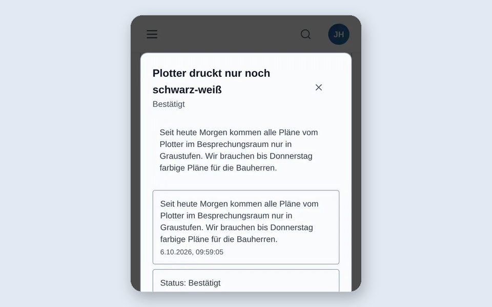 Smartphone-Ansicht einer Anfrage: Plotter druckt nur noch schwarz-weiß, Status bestätigt, mit Verlauf.